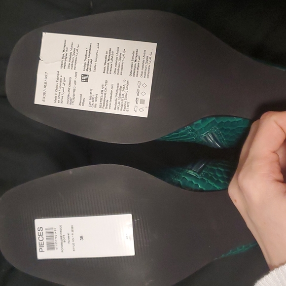 Pieces Booties (size 38/7) - Picture 3 of 3